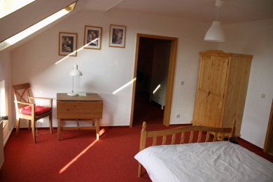 Ein Gästebett kann dazugestellt werden